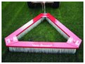 Konserwacja, czyszczenie boisk - urządzenia do pielęgnacji sztucznej trawy: - trójkątna szczotka do czesania sztucznej nawierzchni